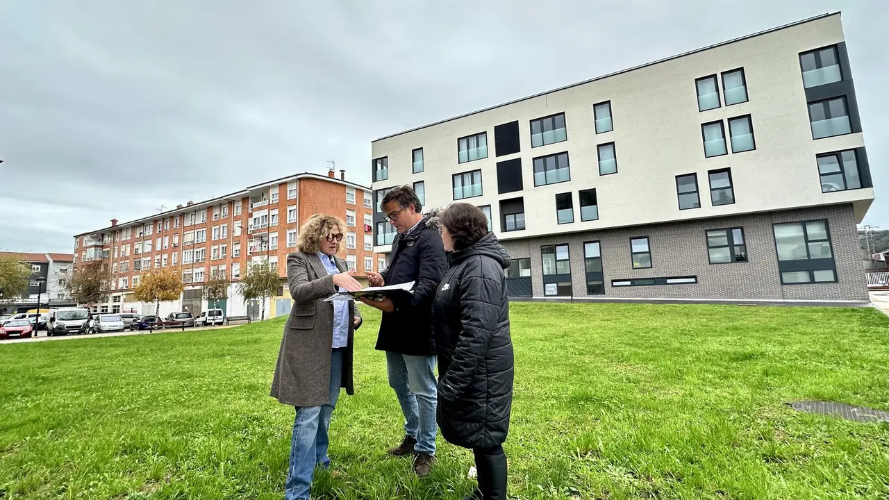 La concejala de Medio Ambiente, Patricia Portilla, en el entorno del Hogar del Transeúnte donde se va a crear un bosque urbano