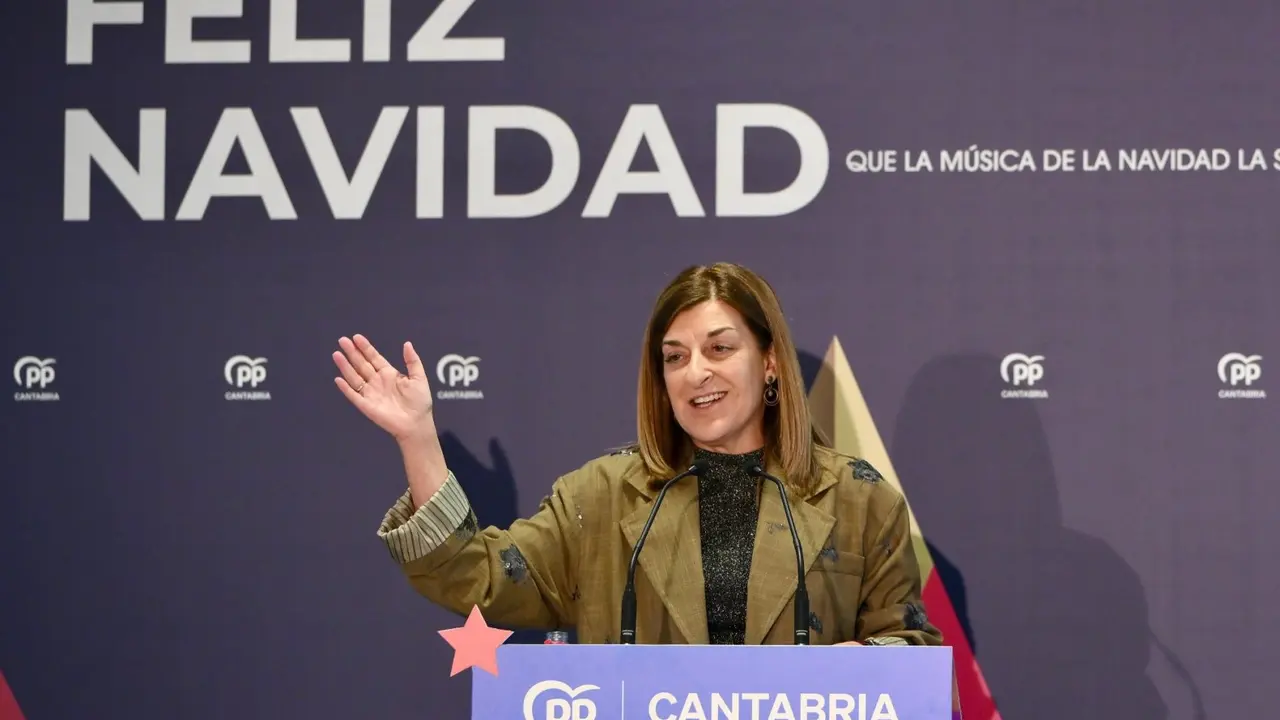 La presidenta del PP y de Cantabria, María José Sáenz de Buruaga, en la comida de Navidad del partido