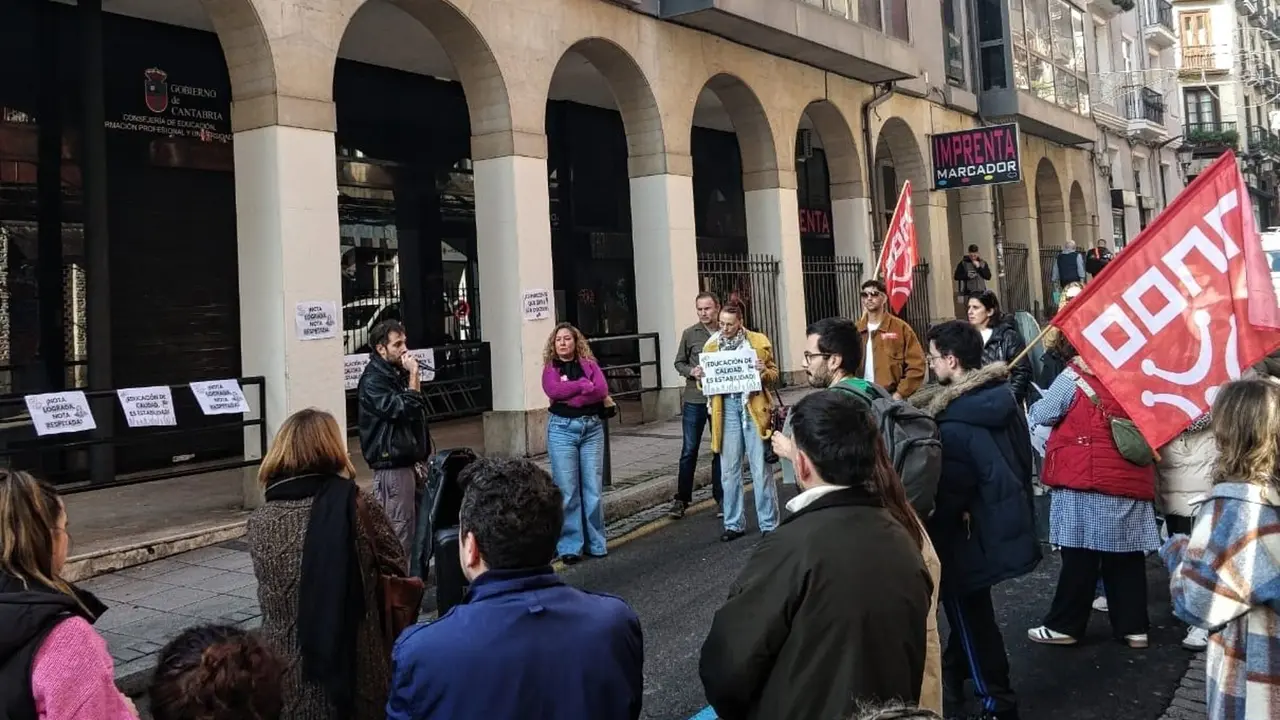 Medio centenar de docentes se concentra frente a Educación contra los cambios en las Oposiciones 2026 y la interinidad