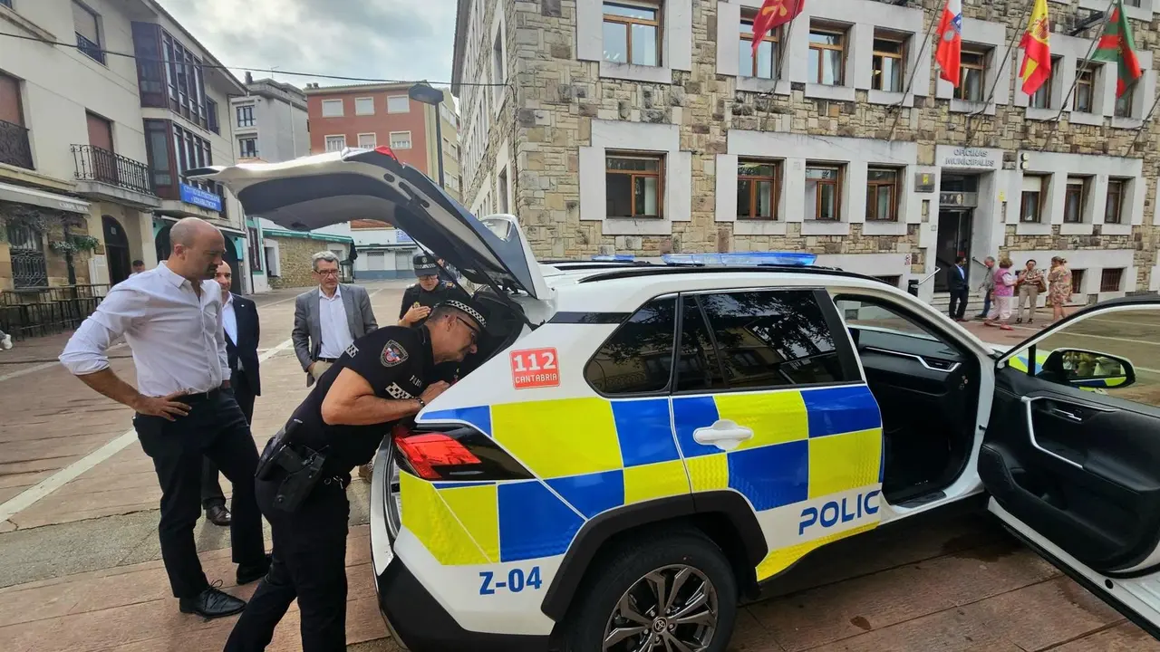 El alcalde, Javier López Estrada, junto a un vehículo de la Policía Local de Torrelavega en foto de archivo