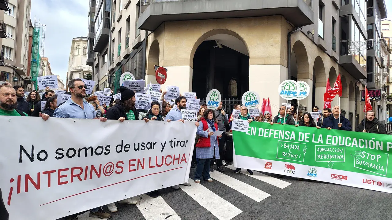 Cerca de medio centenar de docentes protestan en la Consejería por unas oposiciones %22justas y de calidad%22