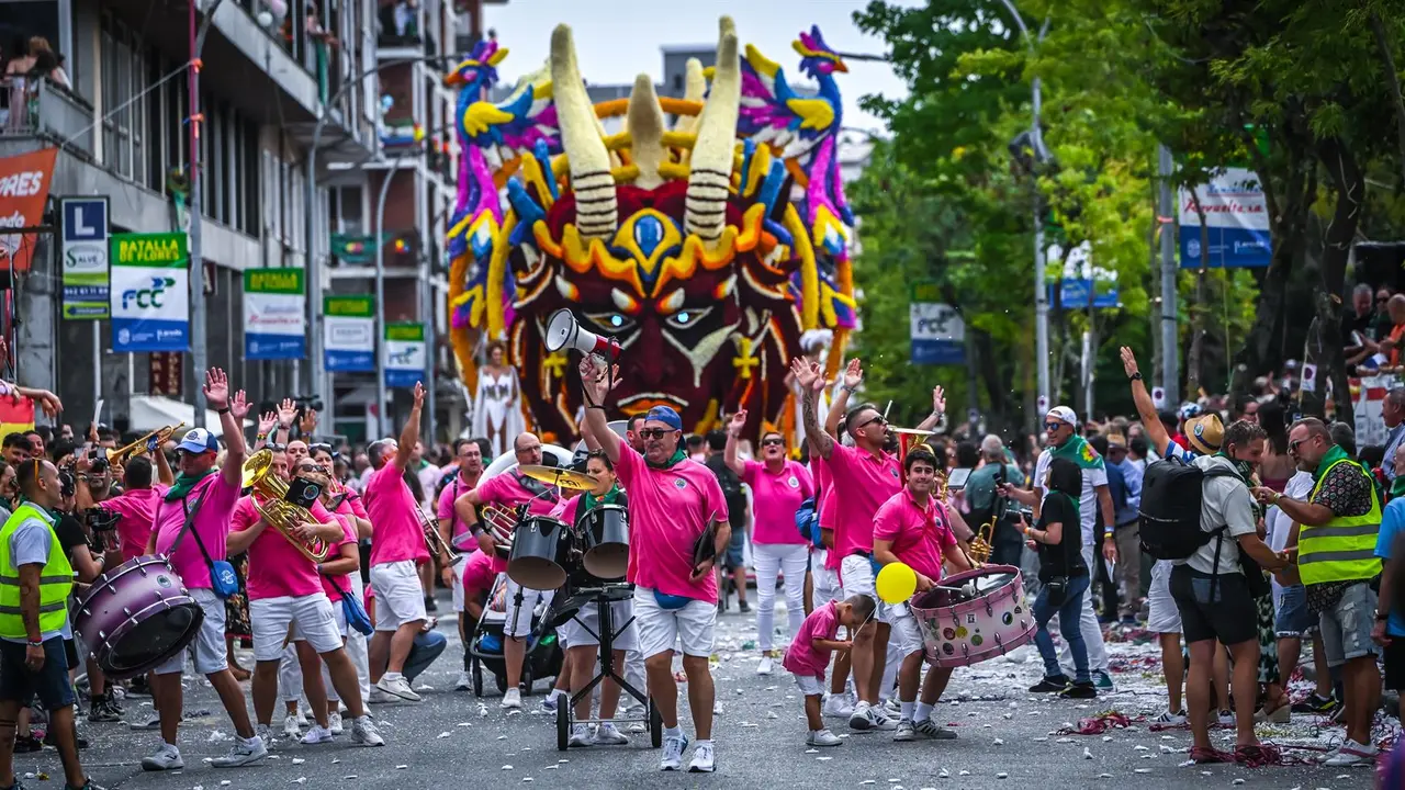 Varias personas durante la 114 edición de la Batalla de Flores de Laredo