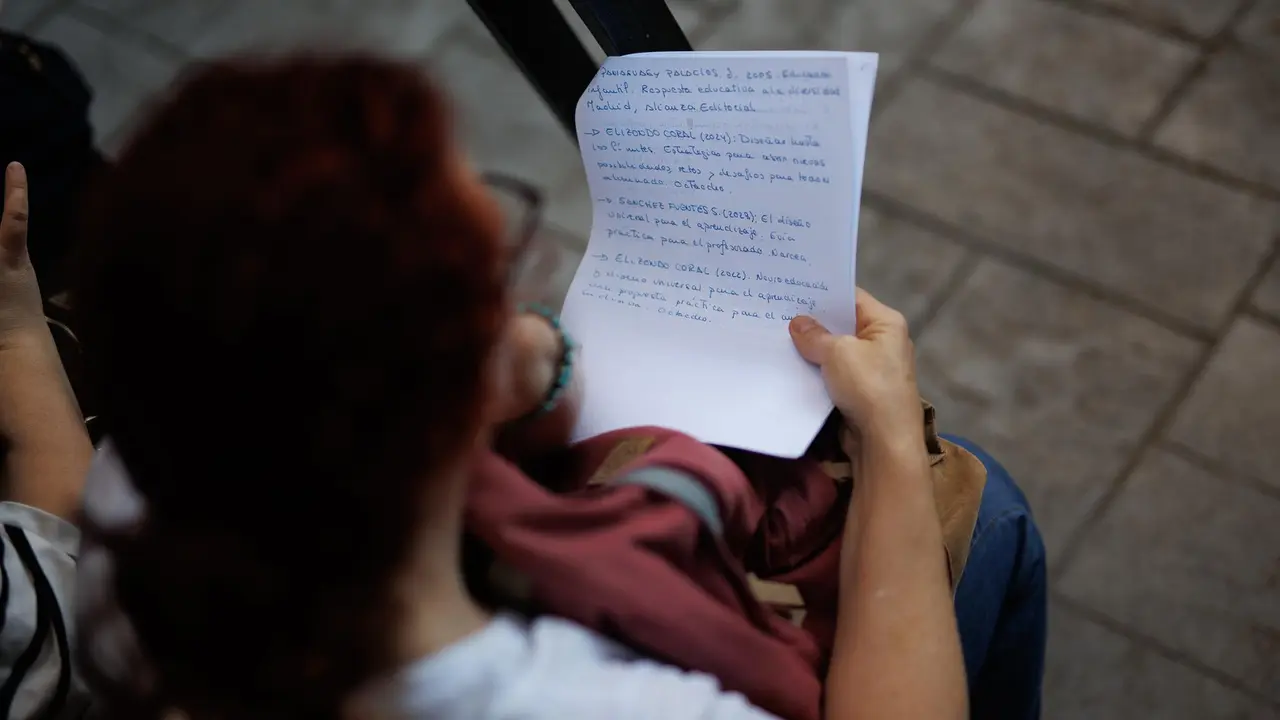 Una persona repasa antes del comienzo de las pruebas para las oposiciones de maestro