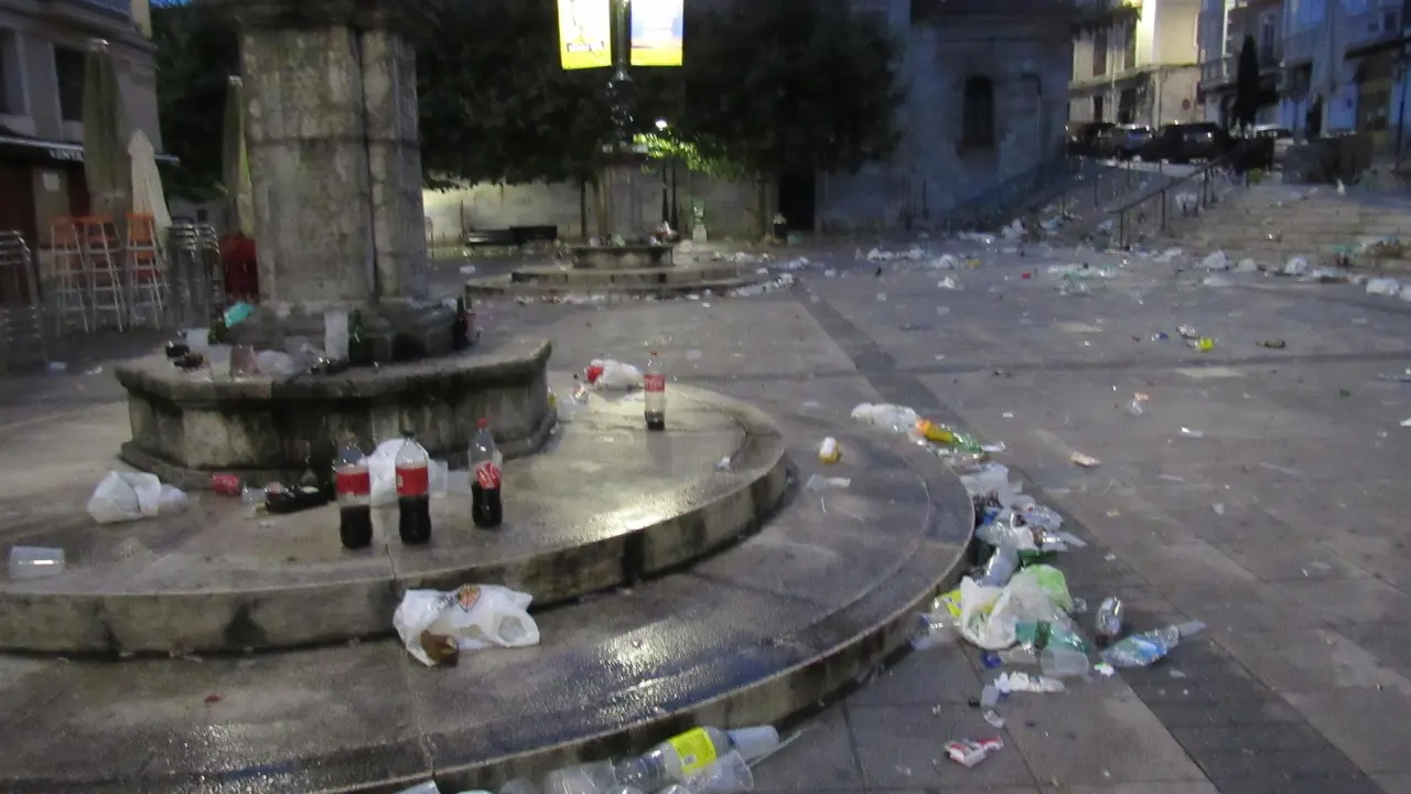 Restos de botellón en la Plaza Cañadío de Santander