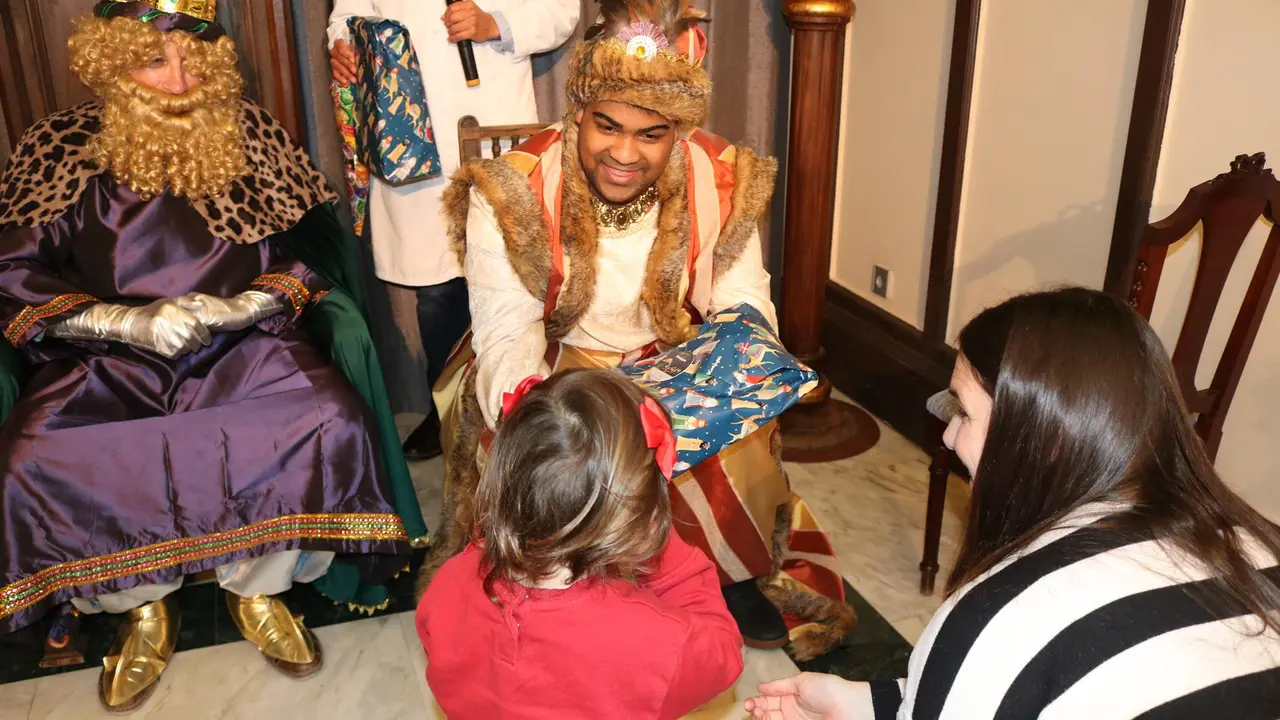 Los Reyes Magos llevan obsequios a todos los pacientes de Santa Clotilde