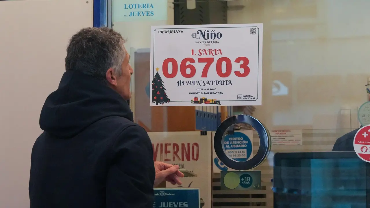 Administración de lotería agraciada con el &lsquo;Primer Premio&rsquo; del Sorteo Extraordinario de El Niño 2026 correspondiente al número 06703, celebran su suerte en la administración de San Sebastián, a 6 de enero de 2026