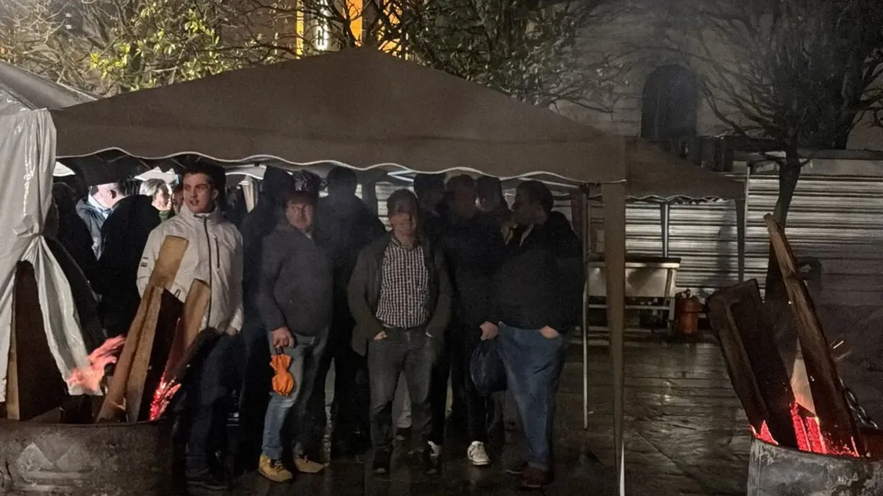 Unos 60 tractores pasan la noche en el Paseo Pereda en protesta contra el acuerdo con Mercosur