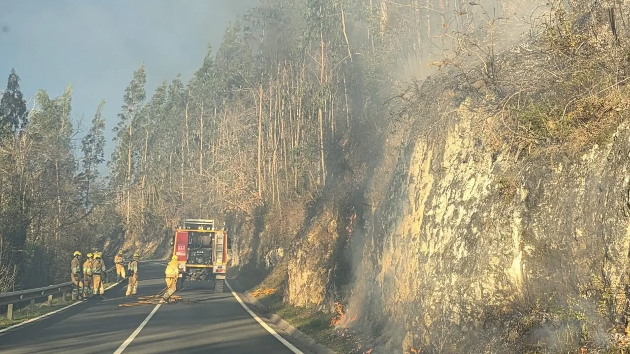 Controlado un incendio en la localidad de El Barcenal de San Vicente de la Barquera