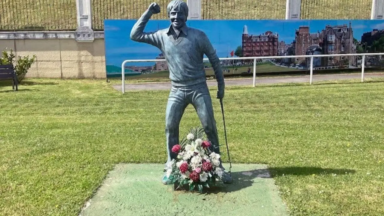 Estatua en honor del golfista Severiano Ballesteros en Pedreña