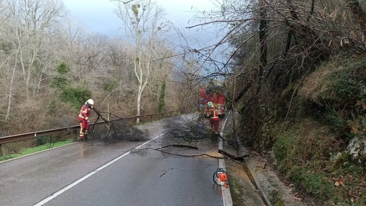 El 112 atiende 22 incidencias por el viento y la lluvia en Cantabria en 12 horas