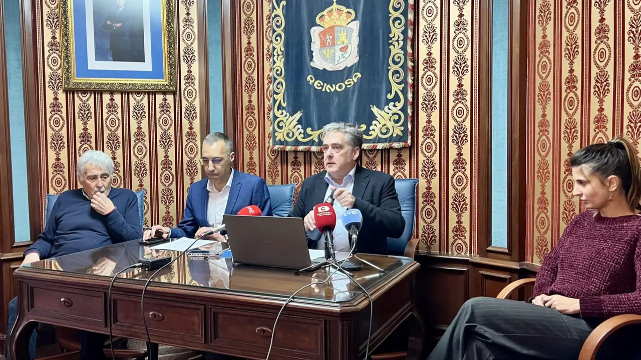 El alcalde de Reinosa, José Luis López Vielba, junto a los concejales del equipo de Gobierno del PP