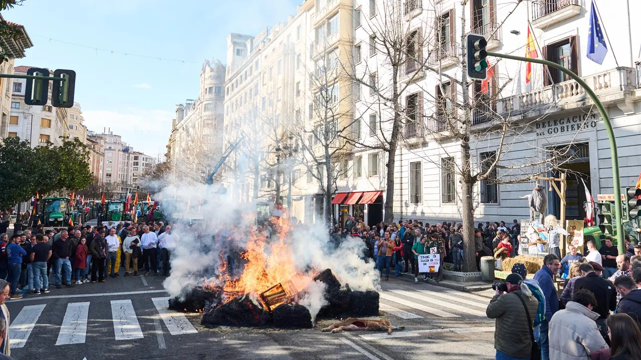 Fogata a las puertas de la Delegación del Gobierno durante la tractorada en Santander