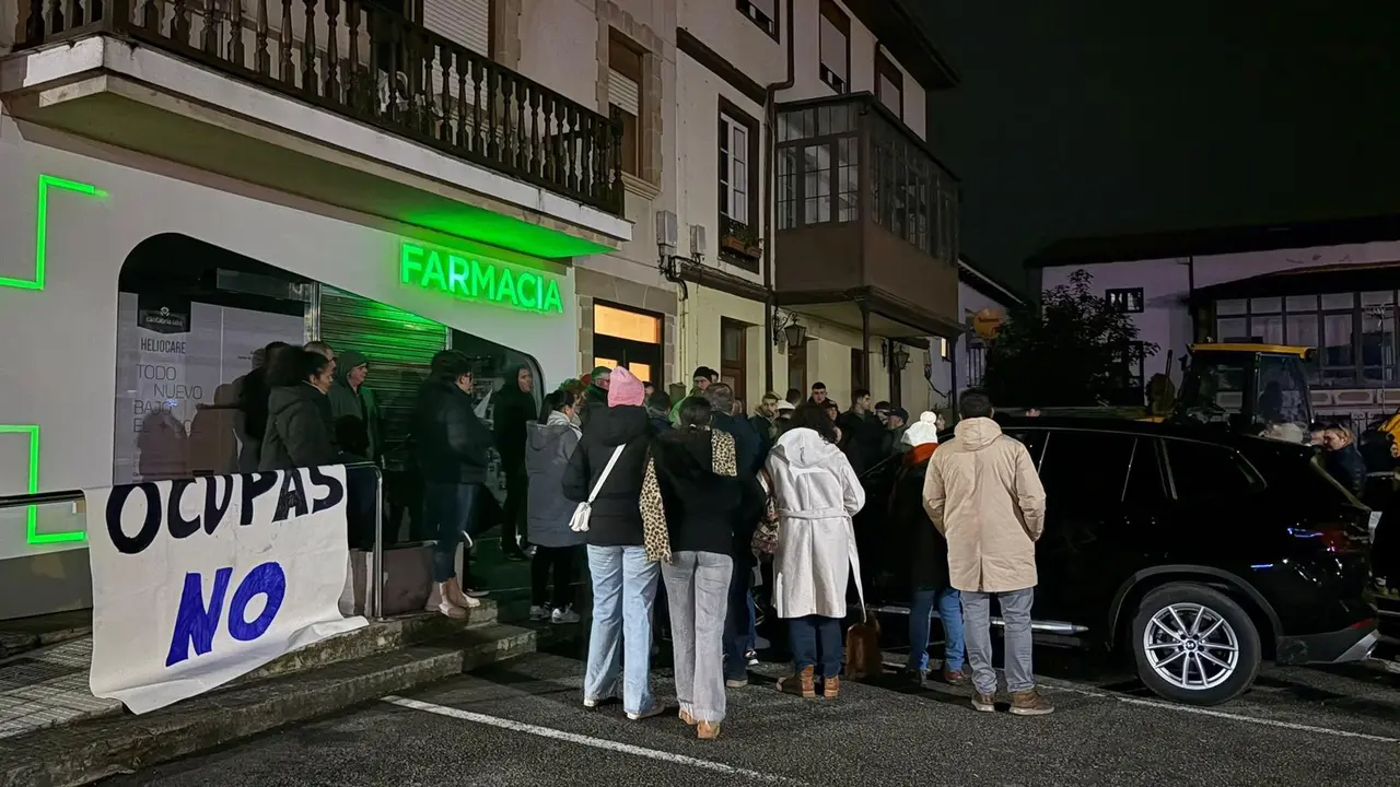 Vecinos de Solórzano se concentran contra la 'okupación' de un piso en la localidad