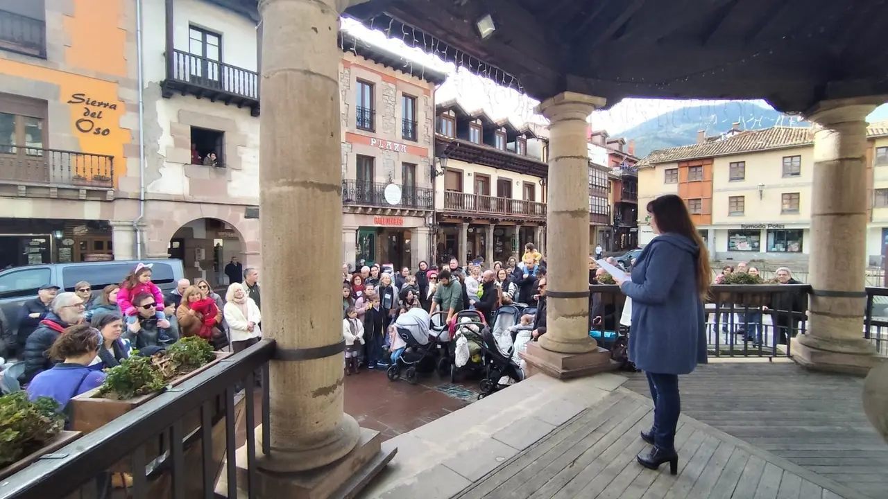 Más de 150 personas se concentran en Potes para pedir estabilidad en el servicio pediátrico de Liébana
