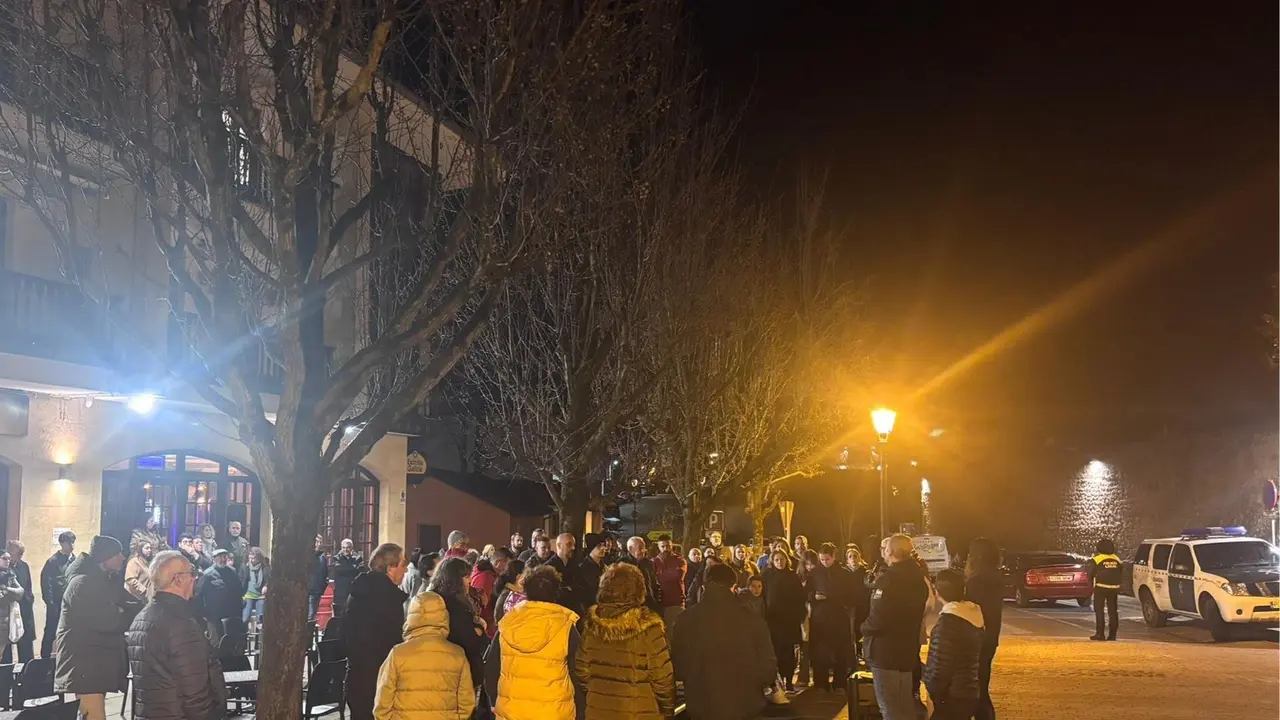 Un centenar de vecinos de Cartes se concentran contra el centro de menores