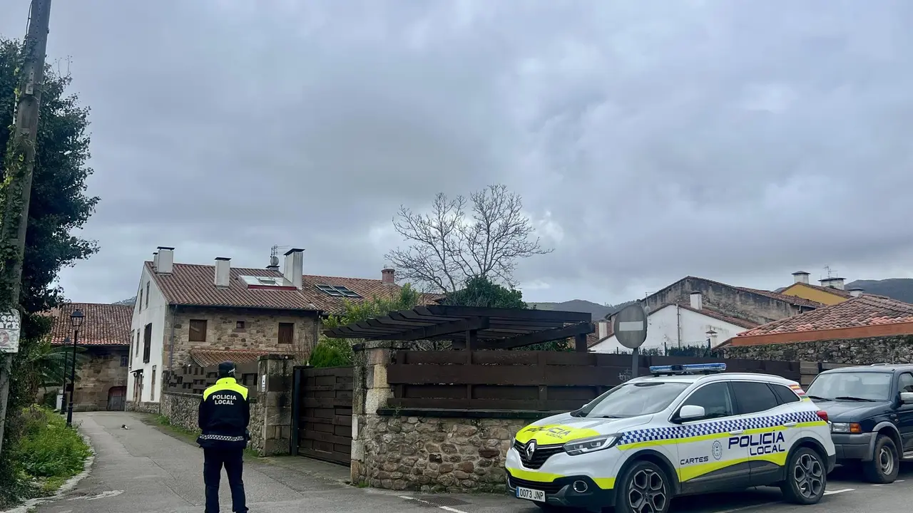 Un agente de Policía Local en la zona de la vivienda