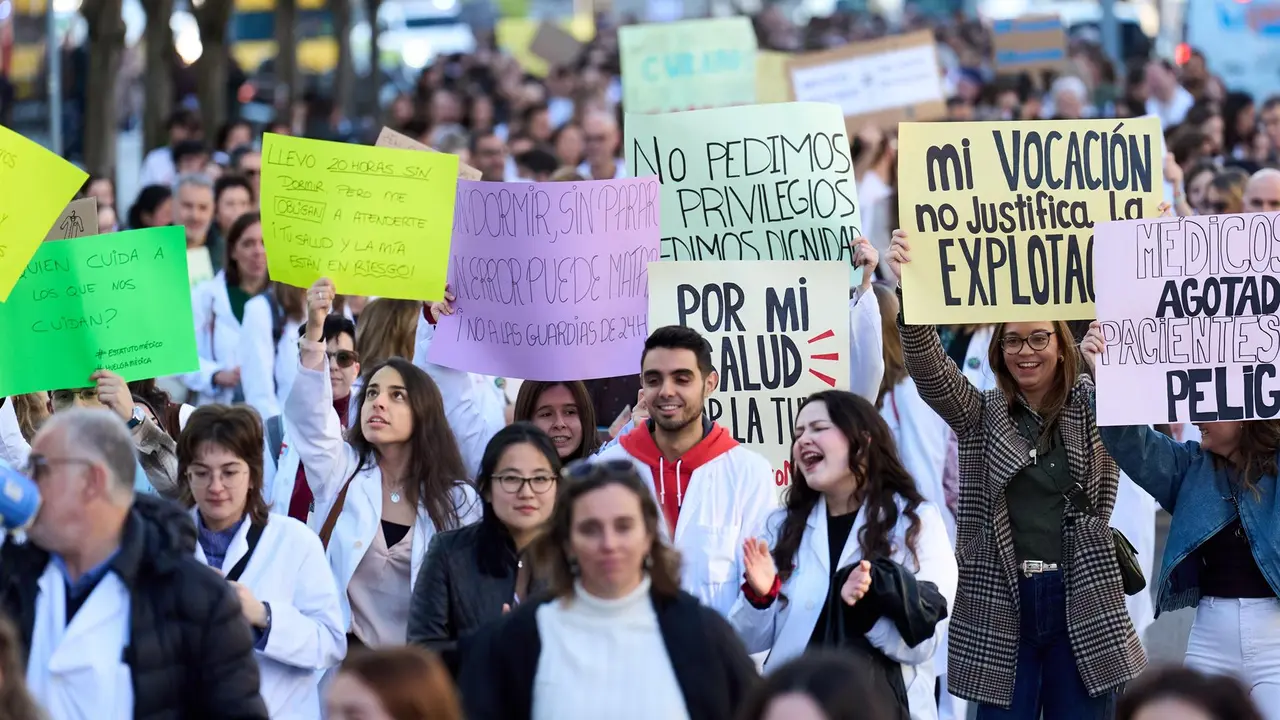 Decenas de médicos durante una concentración convocada por sindicatos médicos contra el Estatuto Marco propuesto por el Ministerio de Sanidad