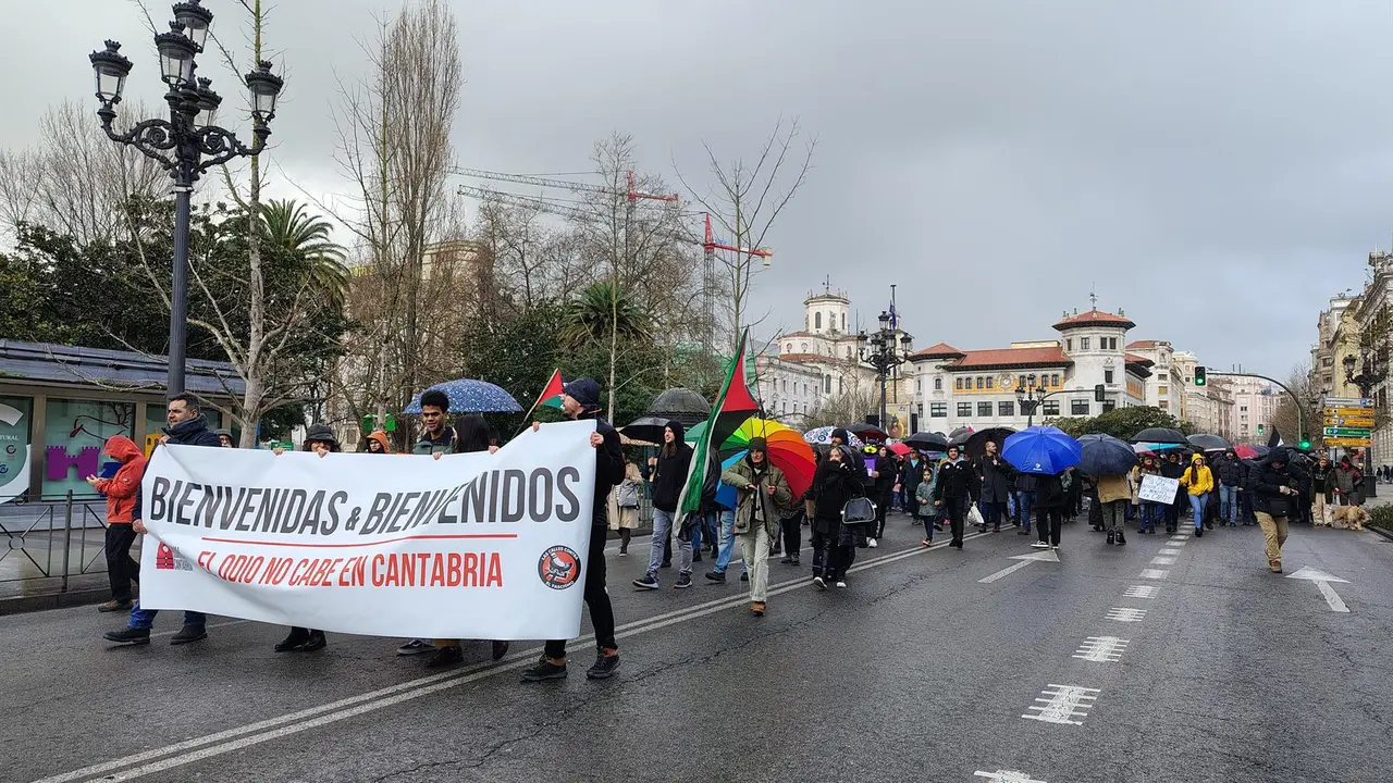 Más de un centenar de personas recorre Santander para dar la bienvenida a Cantabria a los menores migrantes