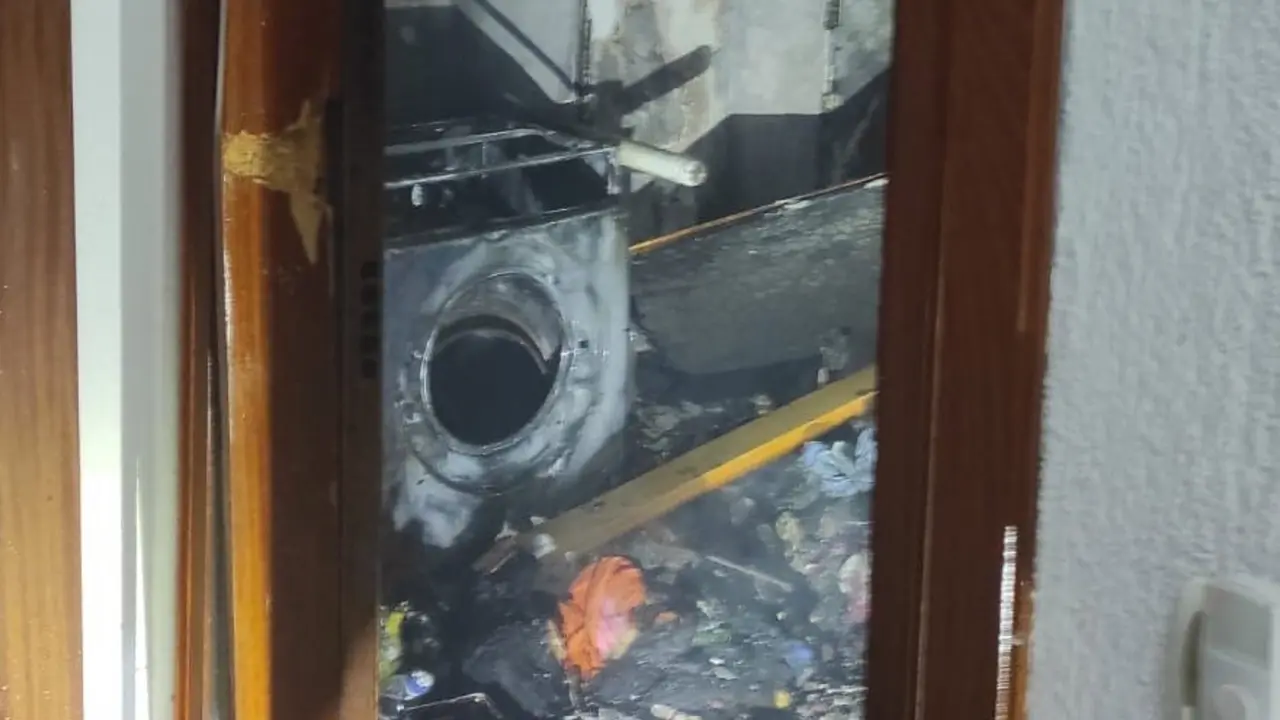 Las zonas m&aacute;s afectadas por el fuego han sido el vest&iacute;bulo y la cocina