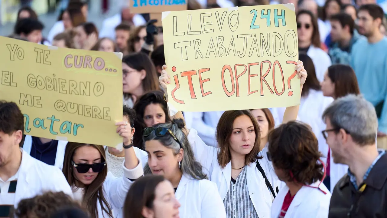 Decenas de médicos durante una concentración convocada por el Sindicato Médico contra el Estatuto Marco propuesto por el Ministerio de Sanidad