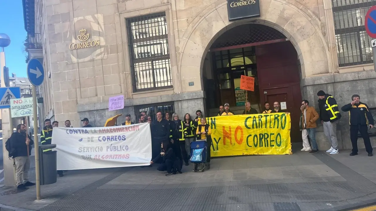 Concentración de trabajadores de Correos en Torrelavega