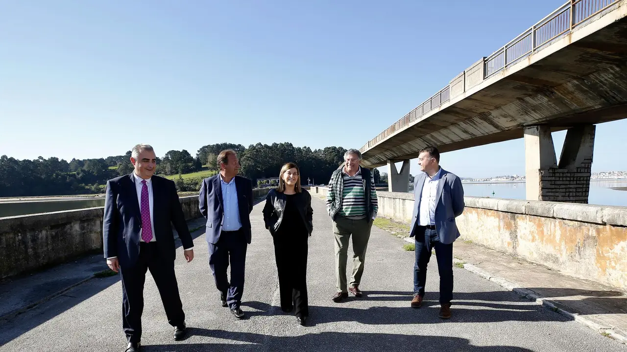 La presidenta de Cantabria, María José Sáenz de Buruaga, entre otras autoridades, en el acto de primera piedra de las obras del Puente de Somo