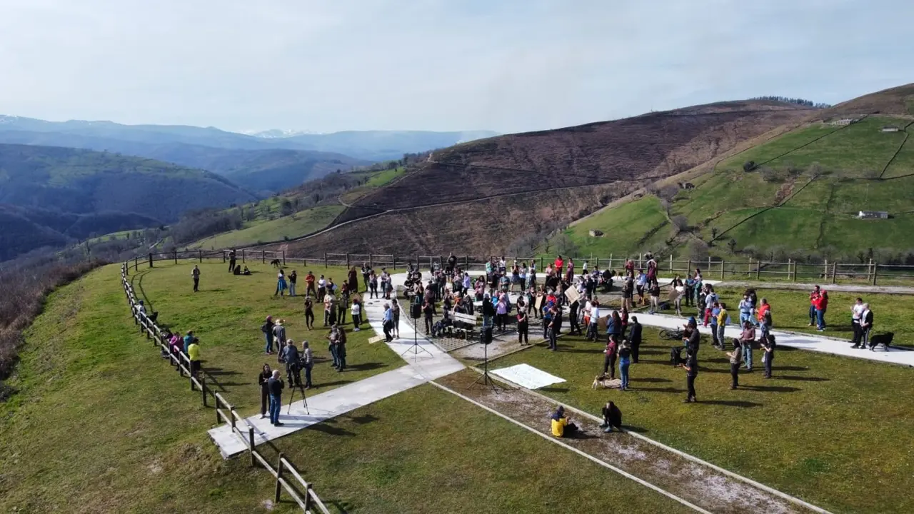 Decenas de personas protestan en La Braguía contra el Teleférico Mirador del Pas