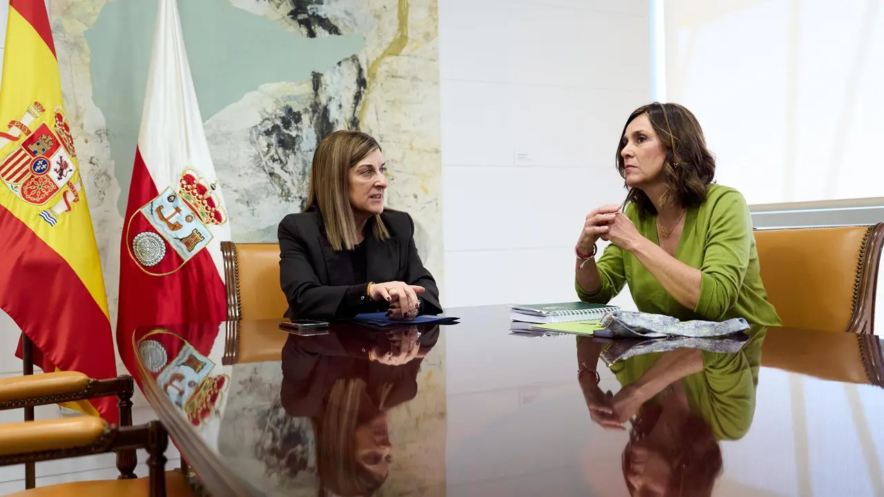 La presidenta de Cantabria, María José Sáenz de Buruaga (i), y la candidata del PRC, Paula Fernández (d)
