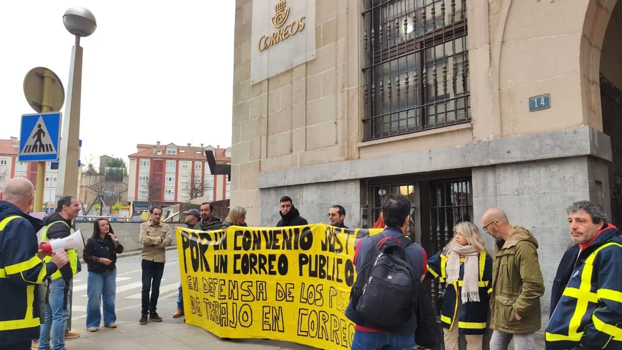 Segunda jornada de huelga en Correos Torrelavega