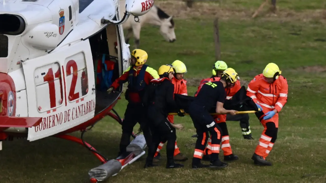 Equipos de rescate trabajan en el lugar de los hechos