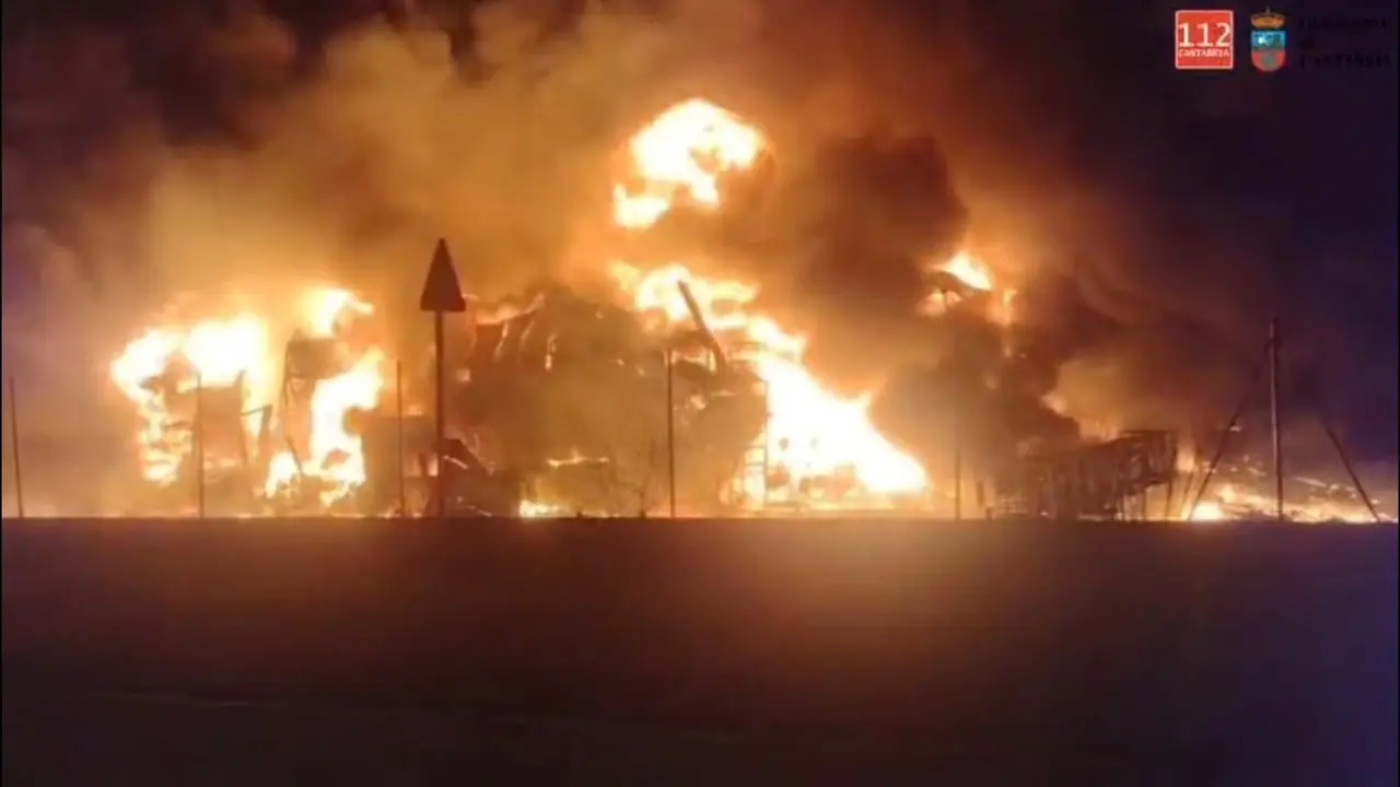 Gobierno recomienda cerrar puertas y ventanas por el incendio de Los Tánagos y mascarilla para grupos de riesgo