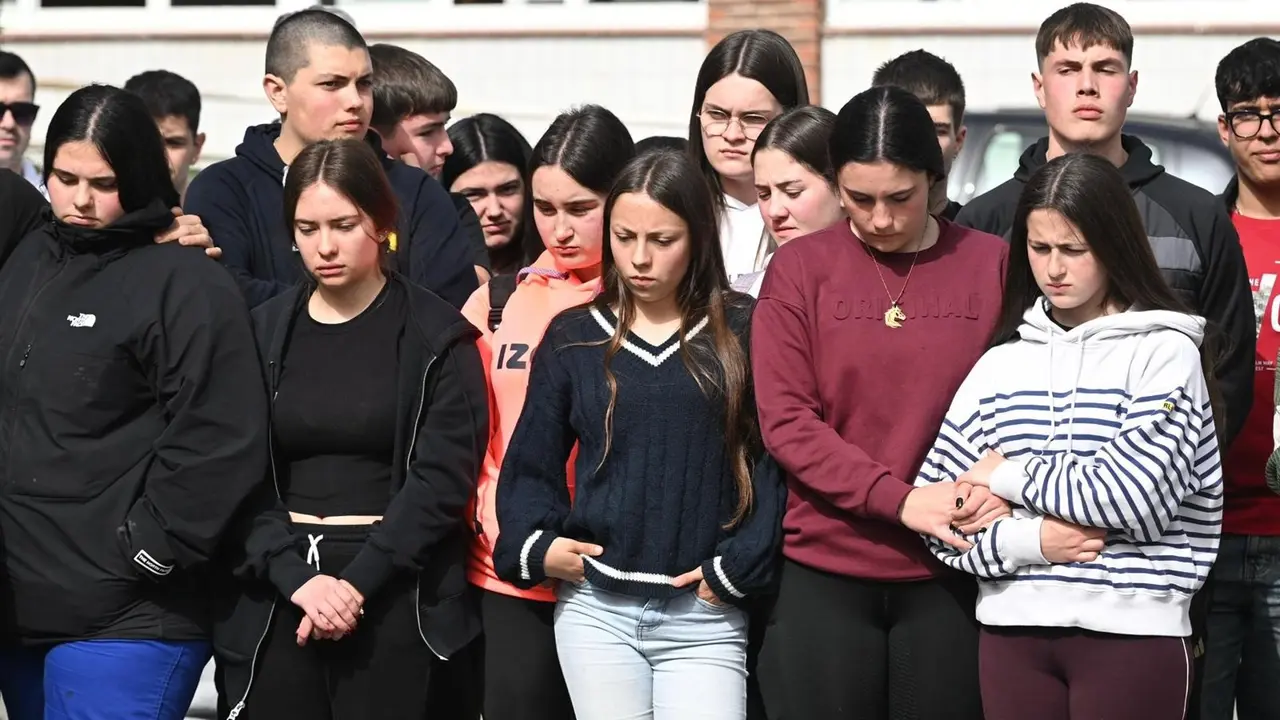 Los alumnos y los profesores del CIFP y del IES La Granja de Heras guardan un minuto de silencio