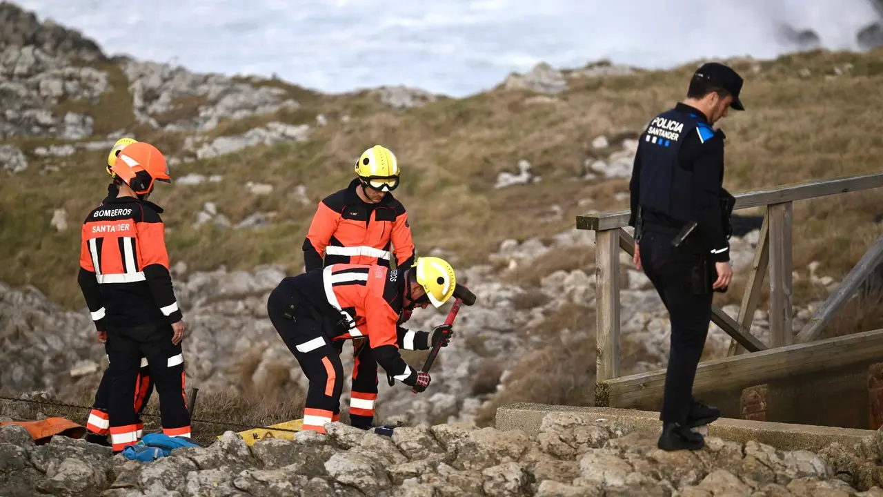 Equipos de rescate tras el colapso de la pasarela de El Bocal