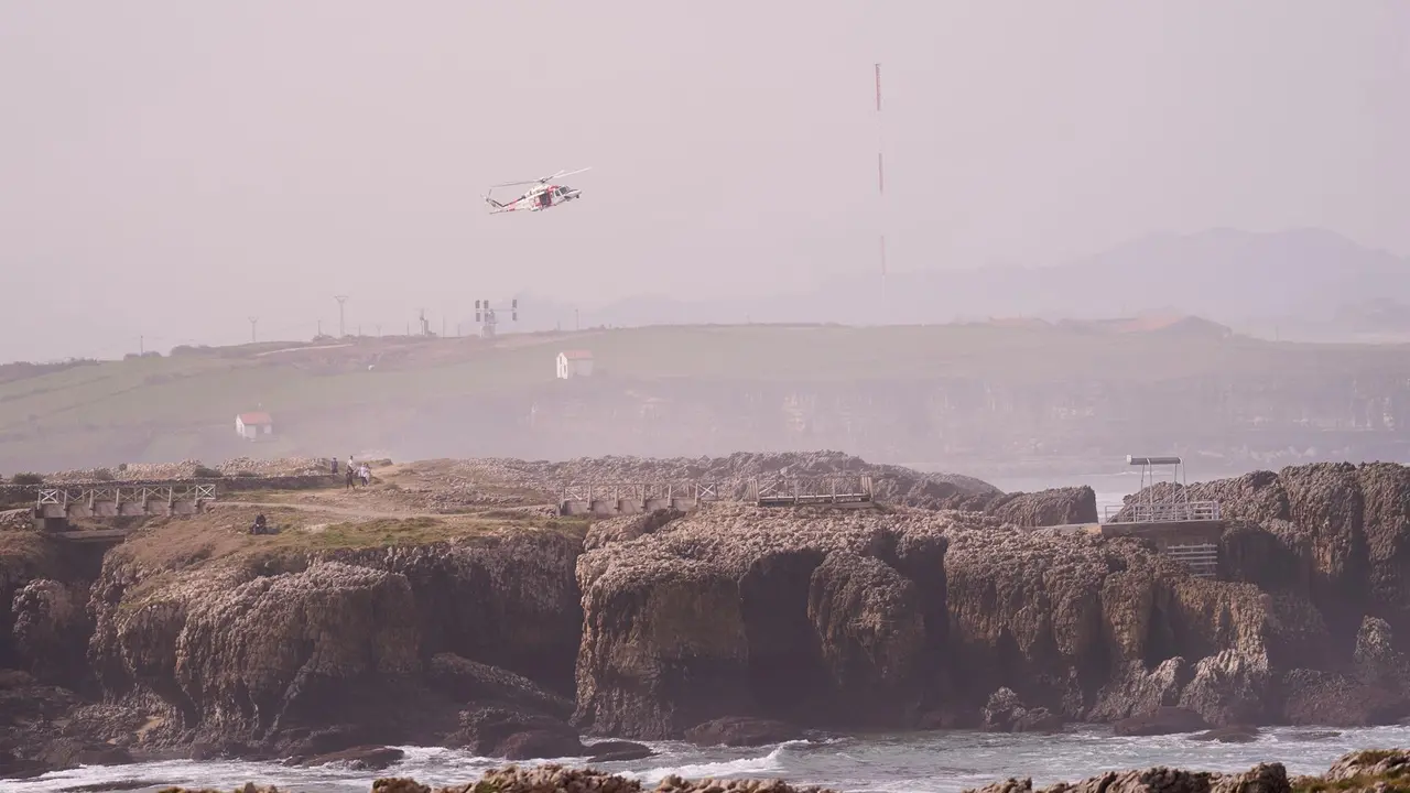 Equipos de rescate y servicios de emergencias trabajan en el lugar de los hechos, la playa de El Bocal