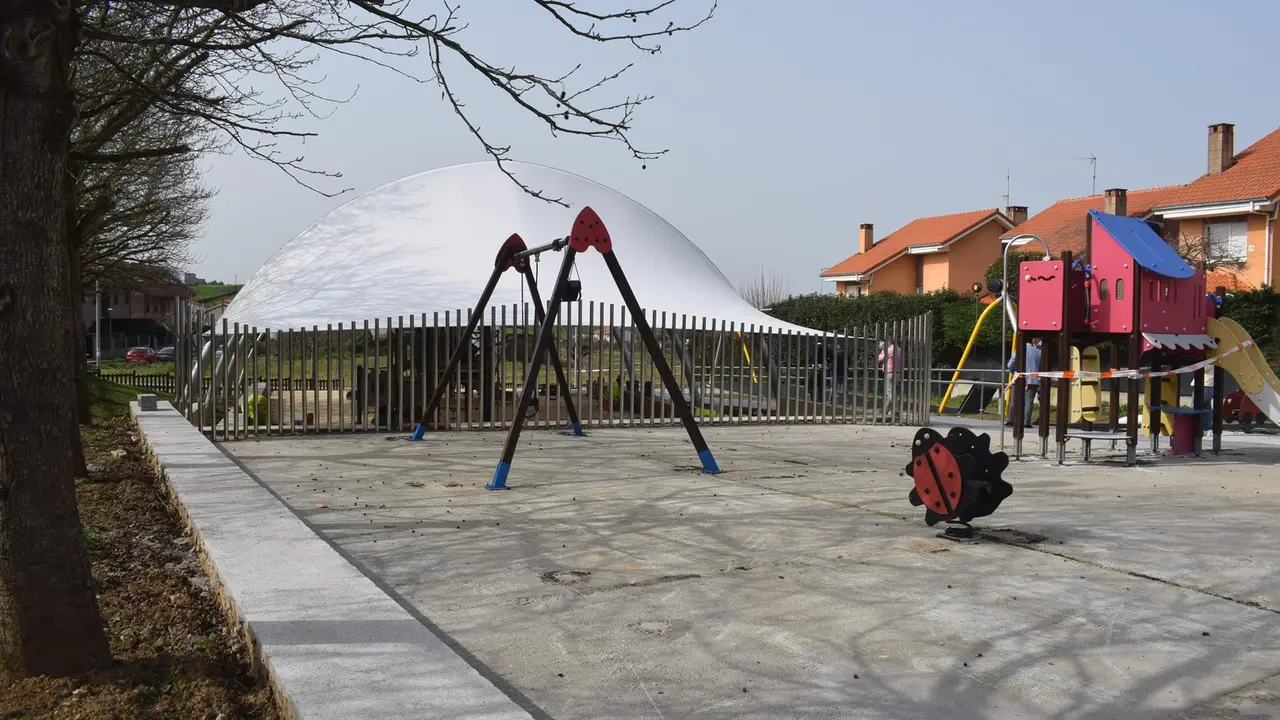 Pielágos prevé reabrir el próximo fin de semana el primer parque infantil cubierto del municipio