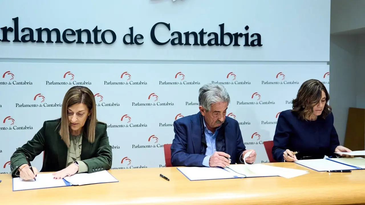 María José Sáenz de Buruaga, Miguel Ángel Revilla y Paula Fernández firman el acuerdo entre PP y PRC para los presupuestos de 2026