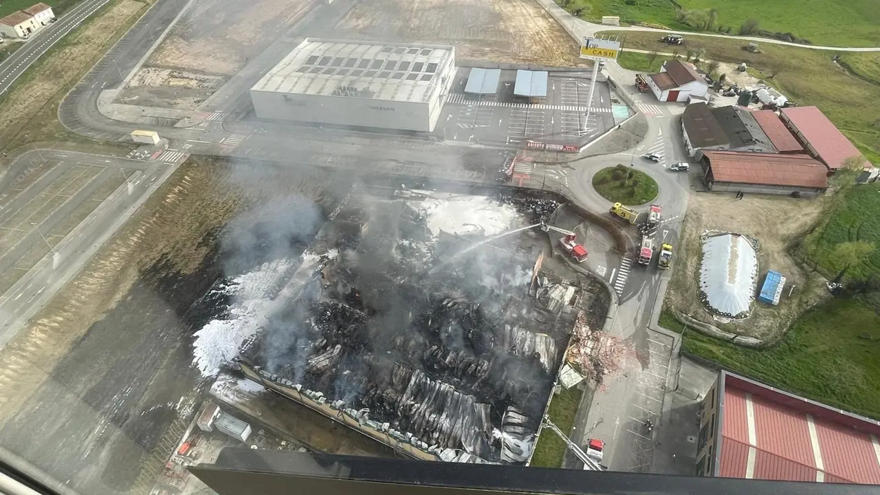 Incendio de la nave industrial de Los Tanágos