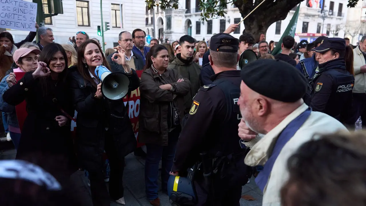 La portavoz de Vox en la Asamblea de Madrid, Isabel Pérez Moñino, interviene con un megáfono