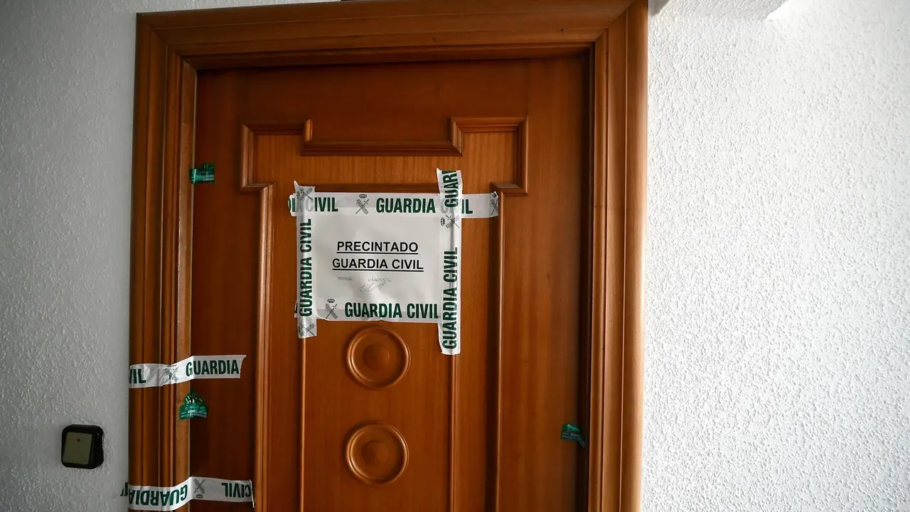 Puerta de la vivienda precintada por la Guardi Civil