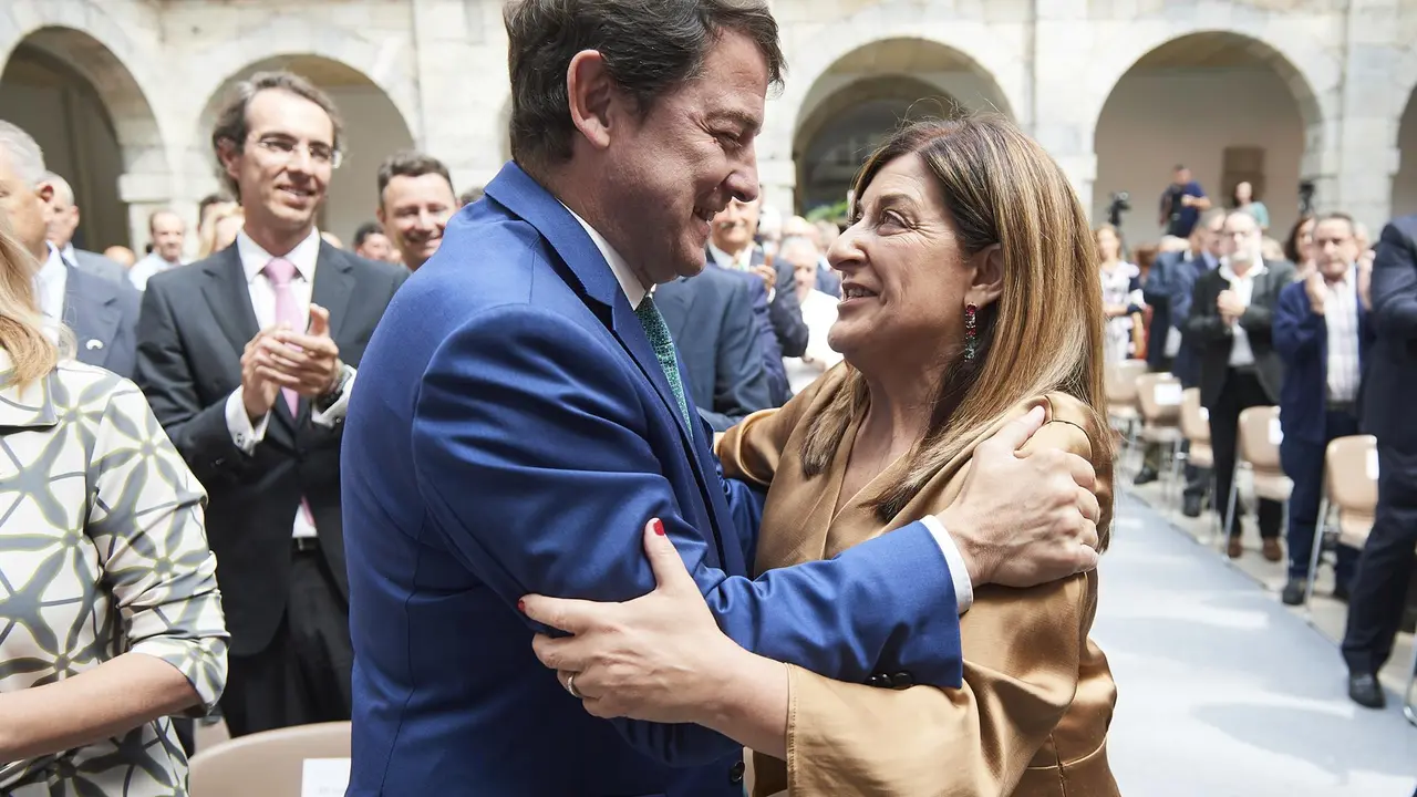 El presidente del PP de Castilla y León, Alfonso Fernández Mañueco junto a la presidenta de Cantabria, María José Sáenz de Buruaga