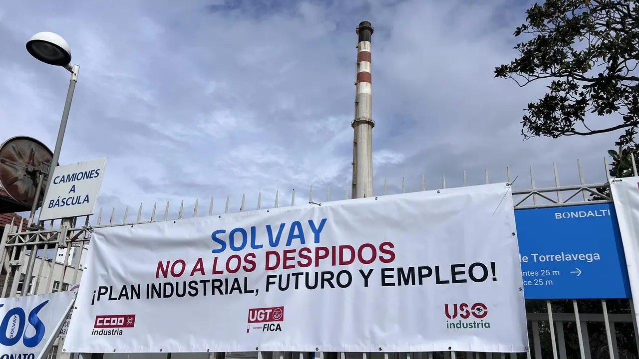 Pancarta contra el ERE en la planta de Solvay