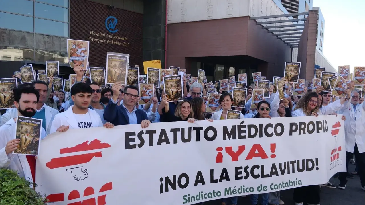 Concentración de médicos y estudiantes la semana pasada en Valdecilla