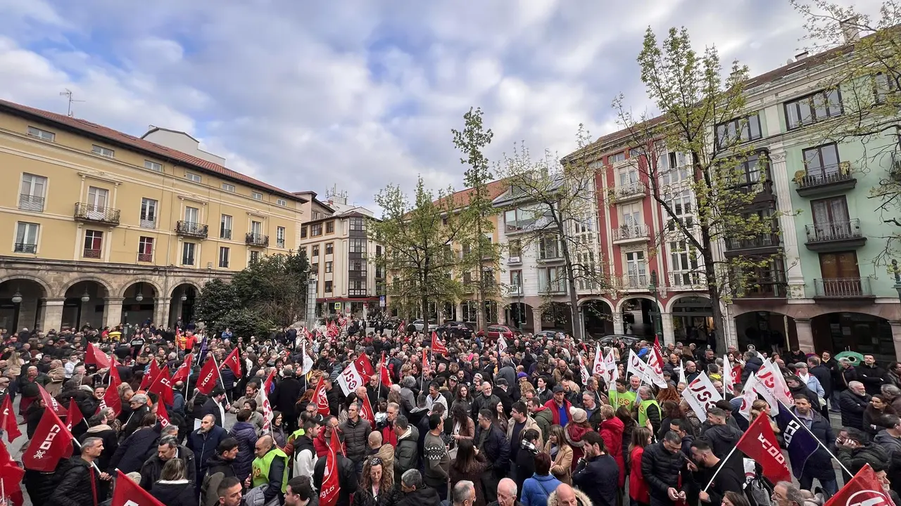 Concentración contra el ERE de Solvay