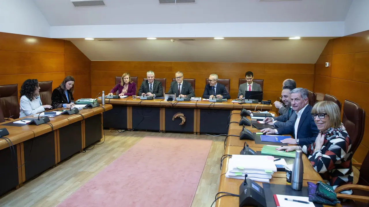 El Consejero De Economía,Luis Ángel Agüeros, Comparece En Comisión Parlamentaria Para Presentar El Proyecto De Ley De Presupuestos Generales