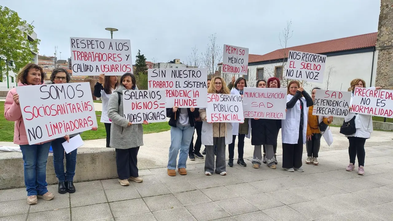 Imagen de la concentración de trabajadoras del Servicio de Ayuda a en el Parlamento este lunes