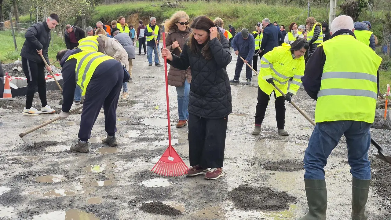 Vecinos de Se&ntilde;a "parchean" la CA-500.