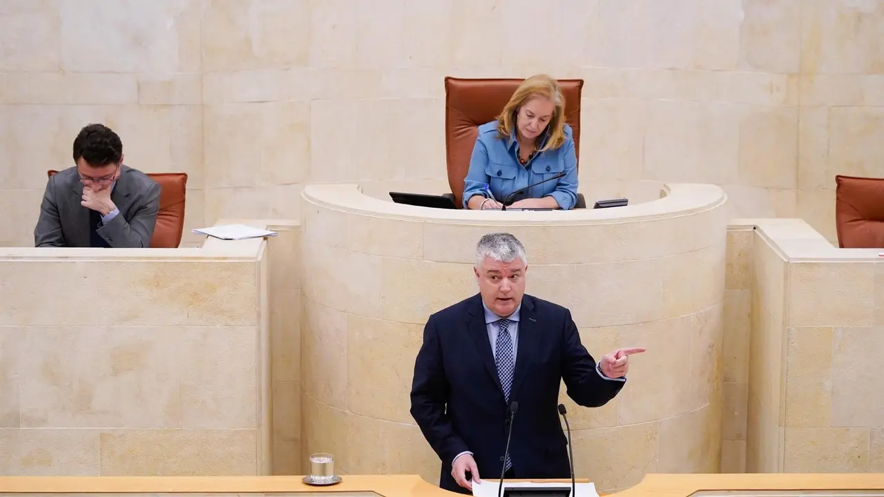 Luis Ángel Agüeros en el hemiciclo