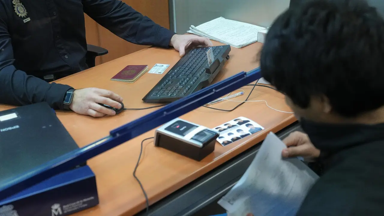 Una persona migrante realiza trámites de extranjería