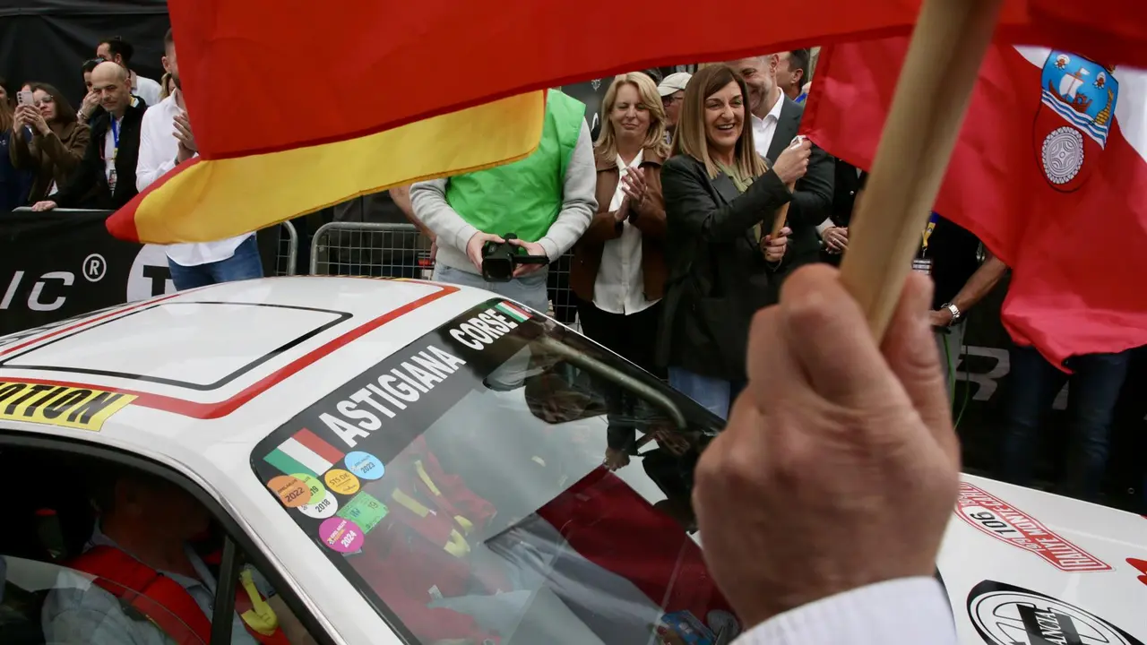 La presidenta, María José Sáenz de Buruaga, da la salida al Rallye Festival de Hoznayo