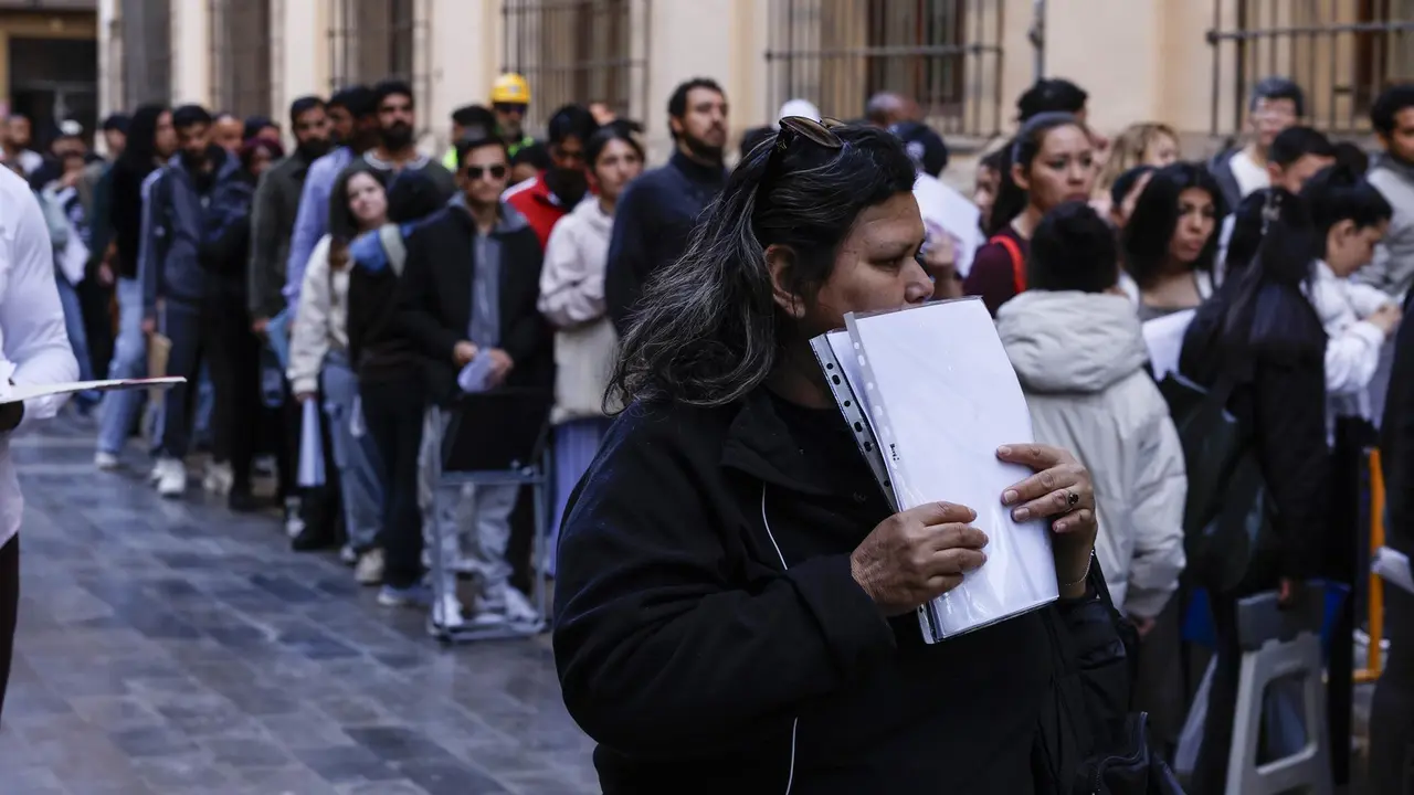 Varias personas hacen cola en las oficinas del padrón del Ayuntamiento de Valencia, a 20 de abril de 2026, en Valencia